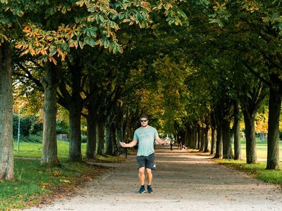 Green park alley suitable for outdoor cardio activities
